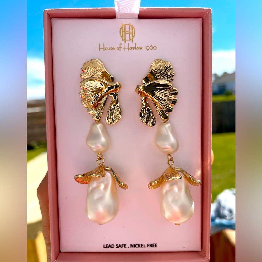 NEW House Of Harlow 1960 Gold Tone Leaf And Faux Pearl Dangle Drop Earrings - Picture 1 of 12